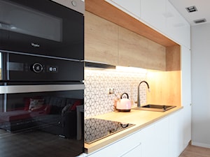 Aneks kuchenny II - Średnia otwarta biała z zabudowaną lodówką z nablatowym zlewozmywakiem kuchnia jednorzędowa, styl nowoczesny - zdjęcie od FORMA-MEBLE.PL