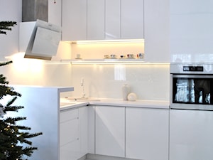 Kuchnia w bieli - Średnia otwarta z kamiennym blatem biała z zabudowaną lodówką z nablatowym zlewozmywakiem kuchnia w kształcie litery l, styl minimalistyczny - zdjęcie od FORMA-MEBLE.PL