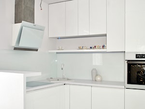 Kuchnia w bieli - Mała zamknięta z kamiennym blatem biała z zabudowaną lodówką z nablatowym zlewozmywakiem kuchnia w kształcie litery l, styl nowoczesny - zdjęcie od FORMA-MEBLE.PL