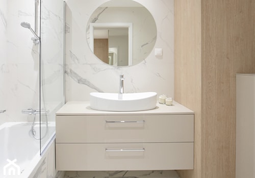 Nowa forma - Średnia bez okna z lustrem z marmurową podłogą z punktowym oświetleniem łazienka, styl nowoczesny - zdjęcie od FORMA-MEBLE.PL