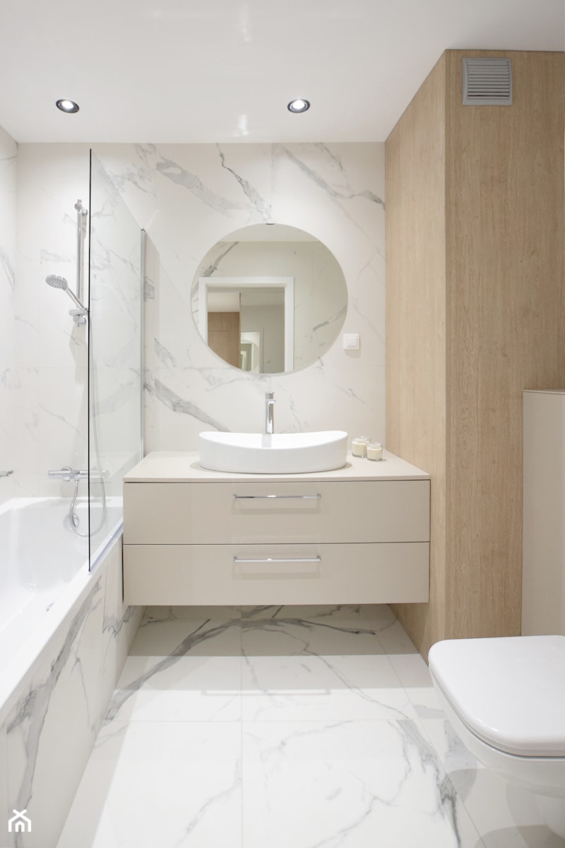 Nowa forma - Średnia bez okna z lustrem z marmurową podłogą z punktowym oświetleniem łazienka, styl nowoczesny - zdjęcie od FORMA-MEBLE.PL