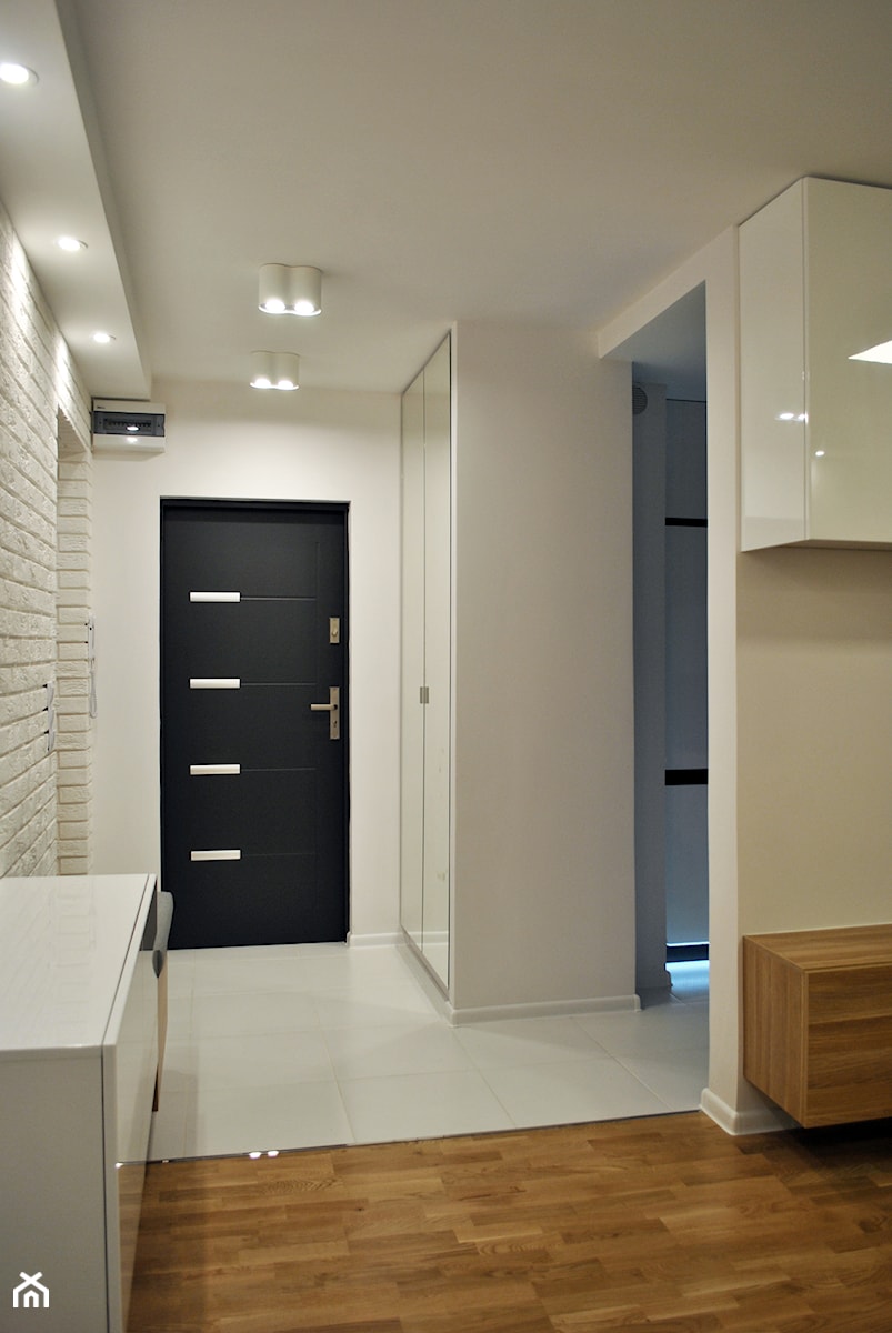 Metamorfoza małego mieszkania w bloku - Mały biały hol / przedpokój, styl nowoczesny - zdjęcie od FORMA-MEBLE.PL