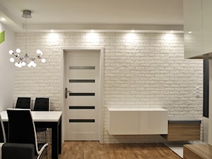 Metamorfoza małego mieszkania w bloku - Średni biały czarny salon z jadalnią, styl nowoczesny - zdjęcie od FORMA-MEBLE.PL