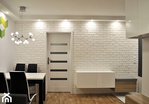 Metamorfoza małego mieszkania w bloku - Średni biały czarny salon z jadalnią, styl nowoczesny - zdjęcie od FORMA-MEBLE.PL