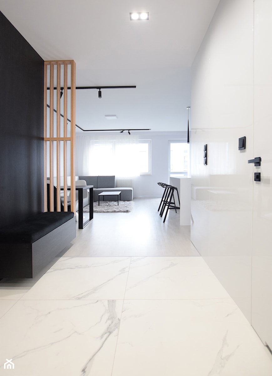 Mieszkanie Prestiż - Duży biały czarny z marmurem na podłodze hol / przedpokój, styl nowoczesny - zdjęcie od FORMA-MEBLE.PL
