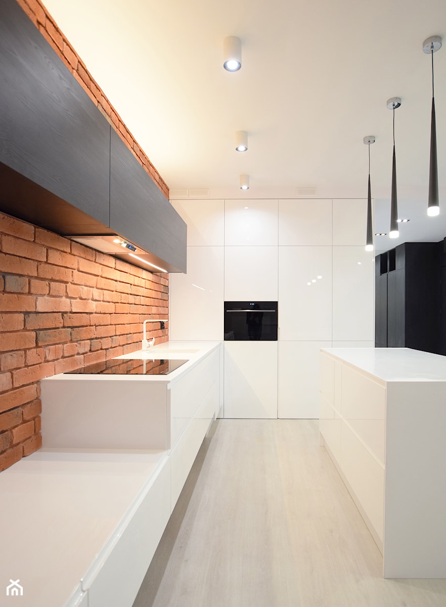 Mieszkanie Prestiż - Duża otwarta biała z zabudowaną lodówką z podblatowym zlewozmywakiem kuchnia w kształcie litery l z wyspą lub półwyspem, styl minimalistyczny - zdjęcie od FORMA-MEBLE.PL