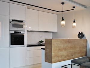 Aneks kuchenny - Średnia otwarta z salonem biała z zabudowaną lodówką kuchnia dwurzędowa z wyspą lub półwyspem z kompozytem na ścianie nad blatem kuchennym, styl nowoczesny - zdjęcie od FORMA-MEBLE.PL