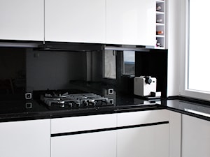 minimalistyczna kuchnia na bartodziejach - Czarna z zabudowaną lodówką kuchnia z oknem, styl minimalistyczny - zdjęcie od FORMA-MEBLE.PL
