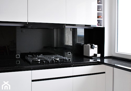 minimalistyczna kuchnia na bartodziejach - Czarna z zabudowaną lodówką kuchnia z oknem, styl minimalistyczny - zdjęcie od FORMA-MEBLE.PL