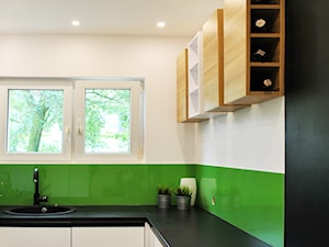 kuchnia nowoczesna - Mała średnia otwarta biała zielona z nablatowym zlewozmywakiem kuchnia w kształcie litery l, styl nowoczesny - zdjęcie od FORMA-MEBLE.PL