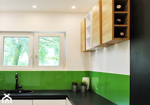 kuchnia nowoczesna - Mała średnia otwarta biała zielona z nablatowym zlewozmywakiem kuchnia w kształcie litery l, styl nowoczesny - zdjęcie od FORMA-MEBLE.PL