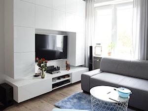 Salon z minimalistyczną zabudową tv