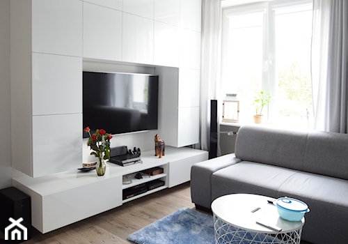 Salon z minimalistyczną zabudową tv - Średni biały salon, styl nowoczesny - zdjęcie od FORMA-MEBLE.PL