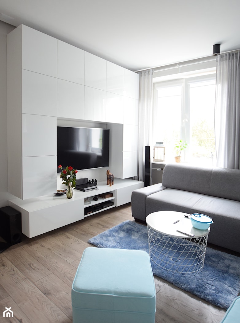 Salon z minimalistyczną zabudową tv - Średni biały salon, styl nowoczesny - zdjęcie od FORMA-MEBLE.PL - Homebook