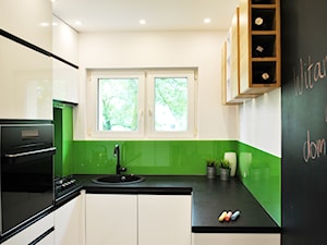 kuchnia nowoczesna - Średnia otwarta biała zielona z zabudowaną lodówką z nablatowym zlewozmywakiem kuchnia w kształcie litery u z oknem, styl nowoczesny - zdjęcie od FORMA-MEBLE.PL