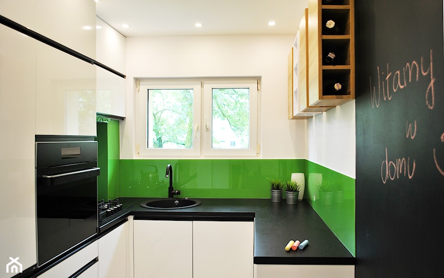 kuchnia nowoczesna - Średnia otwarta biała zielona z zabudowaną lodówką z nablatowym zlewozmywakiem kuchnia w kształcie litery u z oknem, styl nowoczesny - zdjęcie od FORMA-MEBLE.PL
