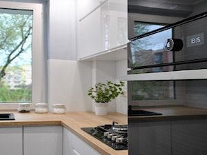 skandynawska kuchnia w bloku - Z salonem biała szara z zabudowaną lodówką z nablatowym zlewozmywakiem kuchnia w kształcie litery l z oknem, styl skandynawski - zdjęcie od FORMA-MEBLE.PL