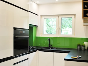 kuchnia nowoczesna - Mała średnia otwarta biała zielona z zabudowaną lodówką z nablatowym zlewozmywakiem kuchnia w kształcie litery u z oknem, styl nowoczesny - zdjęcie od FORMA-MEBLE.PL