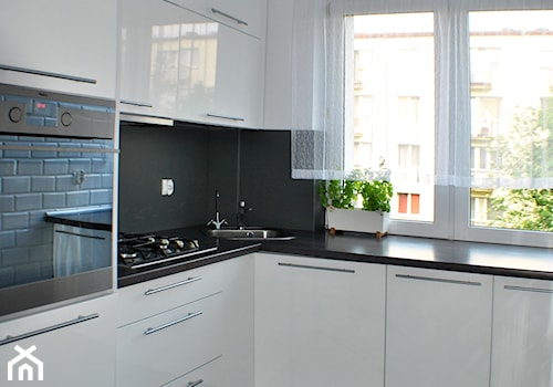 bydgoszcz na wyżynach - Średnia zamknięta biała czarna z zabudowaną lodówką z podblatowym zlewozmywakiem kuchnia w kształcie litery l, styl nowoczesny - zdjęcie od FORMA-MEBLE.PL