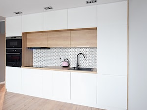 Aneks kuchenny II - Średnia otwarta biała z zabudowaną lodówką z nablatowym zlewozmywakiem kuchnia jednorzędowa, styl nowoczesny - zdjęcie od FORMA-MEBLE.PL