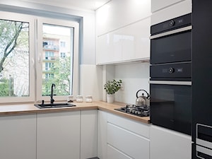 skandynawska kuchnia w bloku - Średnia otwarta szara z zabudowaną lodówką z nablatowym zlewozmywakiem kuchnia w kształcie litery l z oknem, styl skandynawski - zdjęcie od FORMA-MEBLE.PL
