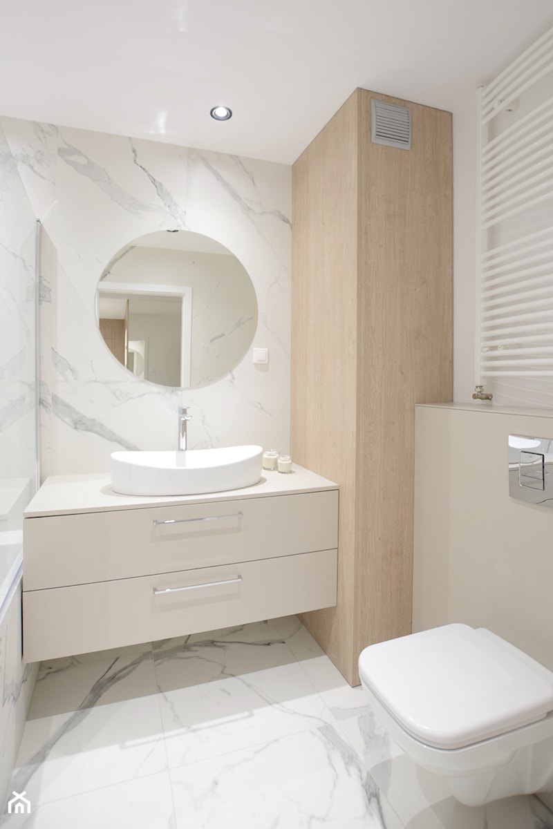 Nowa forma - Mała bez okna z lustrem z marmurową podłogą z punktowym oświetleniem łazienka, styl nowoczesny - zdjęcie od FORMA-MEBLE.PL