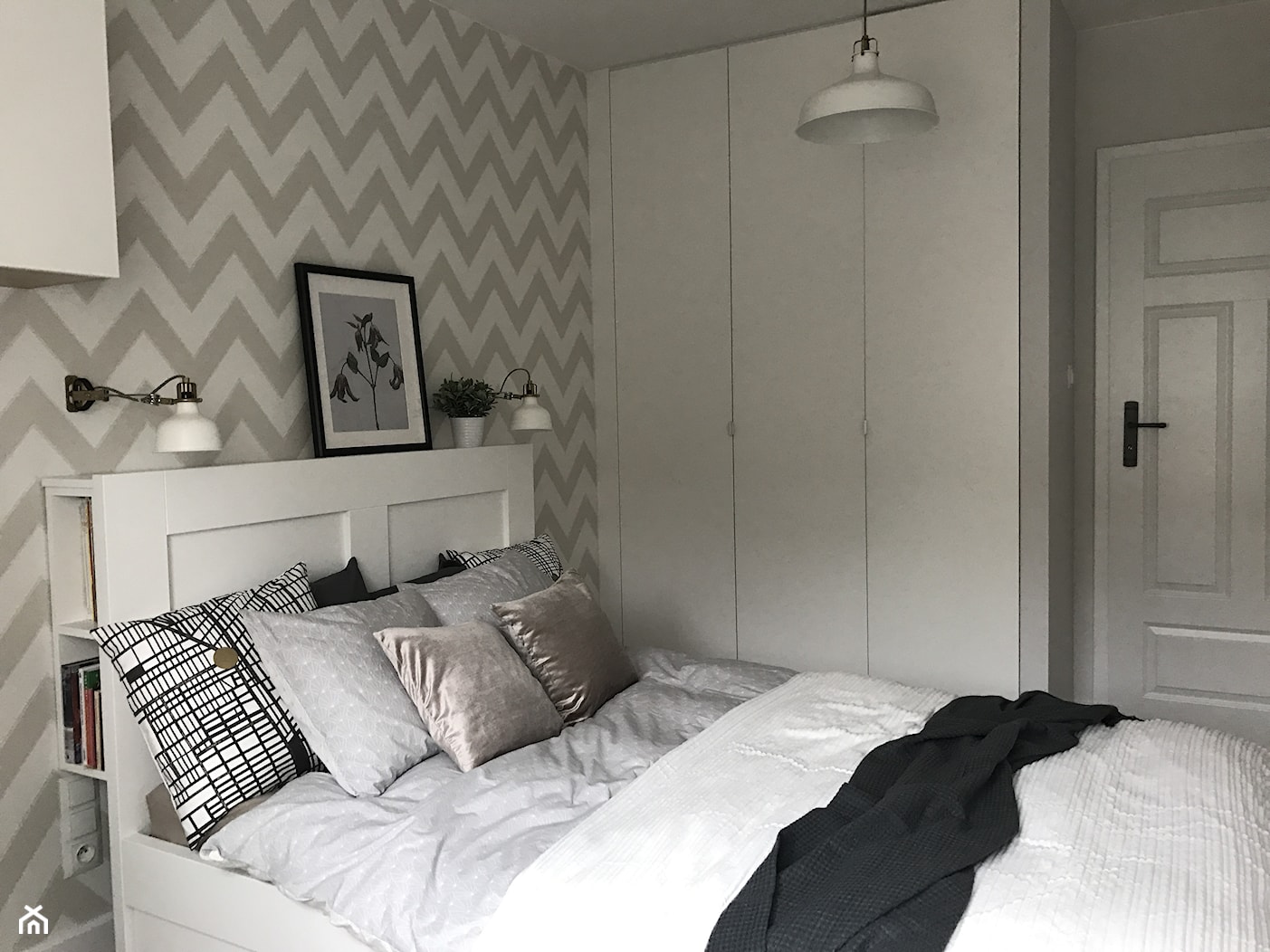 Metamorfoza mieszkania 47 m2 - Bamberski Dwór - Średnia beżowa biała sypialnia, styl nowoczesny - zdjęcie od Architektownia - Homebook