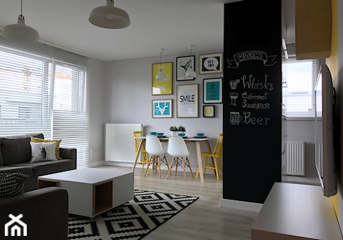 Metamorfoza mieszkania - od stanu deweloperskiego pod klucz - Mały szary salon z jadalnią, styl skandynawski - zdjęcie od Architektownia