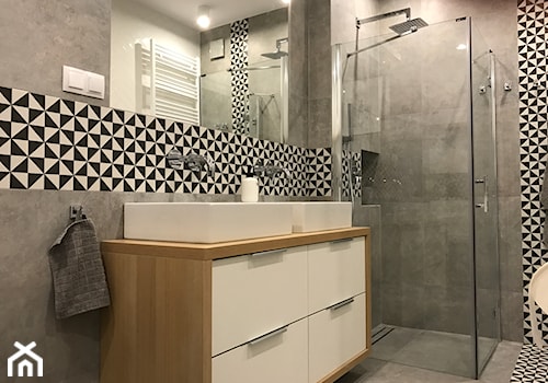 Metamorfoza mieszkania - od stanu deweloperskiego pod klucz - Średnia na poddaszu bez okna z dwoma umywalkami z punktowym oświetleniem łazienka, styl skandynawski - zdjęcie od Architektownia