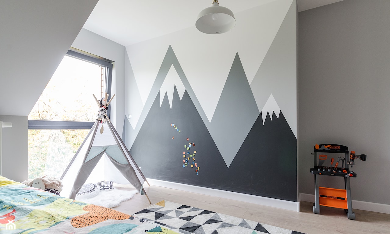 malowane farbą góry na ścianie