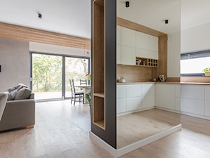 Projekt domu w okolicach Poznania ok. 120 m2 - Duża otwarta biała szara z zabudowaną lodówką kuchnia w kształcie litery g z oknem, styl nowoczesny - zdjęcie od Architektownia