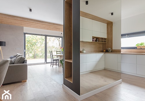 Projekt domu w okolicach Poznania ok. 120 m2 - Duża otwarta biała szara z zabudowaną lodówką kuchnia w kształcie litery g z oknem, styl nowoczesny - zdjęcie od Architektownia