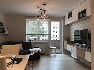 Metamorfoza mieszkania 47 m2 - Bamberski Dwór - Średni biały szary salon z jadalnią z tarasem / balkonem, styl nowoczesny - zdjęcie od Architektownia