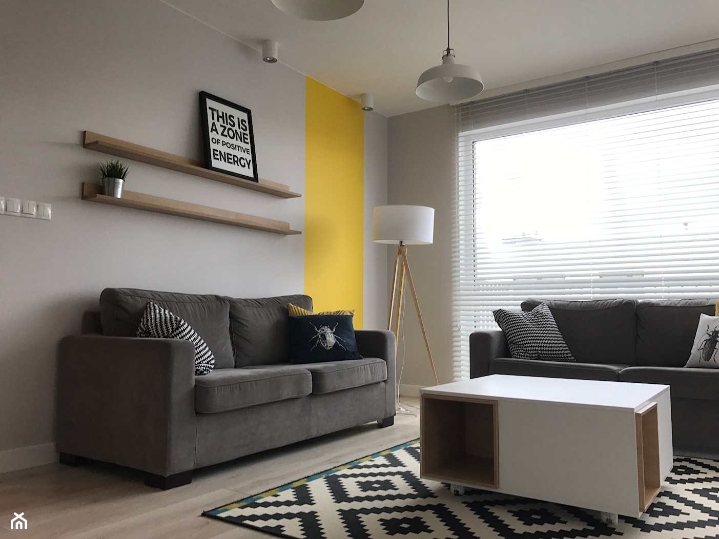 Metamorfoza mieszkania - od stanu deweloperskiego pod klucz - Mały szary żółty salon, styl skandynawski - zdjęcie od Architektownia - Homebook