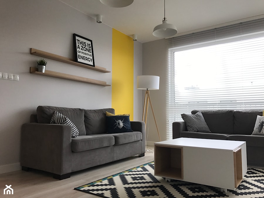 Metamorfoza mieszkania - od stanu deweloperskiego pod klucz - Mały szary żółty salon, styl skandynawski - zdjęcie od Architektownia