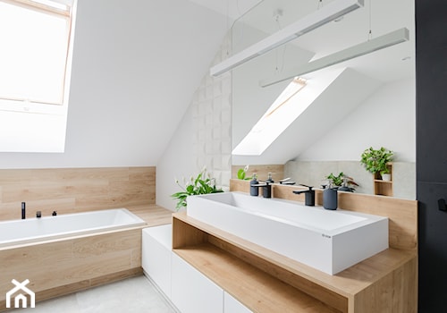Projekt domu w okolicach Poznania ok. 120 m2 - Duża na poddaszu z dwoma umywalkami łazienka z oknem, styl nowoczesny - zdjęcie od Architektownia