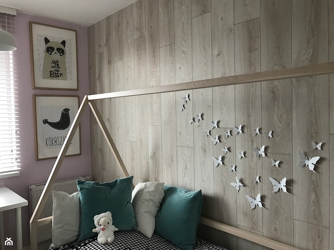 Metamorfoza mieszkania - od stanu deweloperskiego pod klucz - Mały różowy pokój dziecka dla dziecka dla nastolatka dla dziewczynki, styl skandynawski - zdjęcie od Architektownia - Homebook