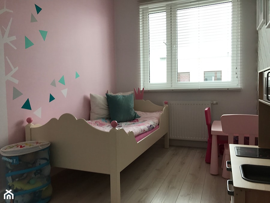 Metamorfoza mieszkania - od stanu deweloperskiego pod klucz - Mały różowy szary pokój dziecka dla dziecka dla dziewczynki, styl nowoczesny - zdjęcie od Architektownia
