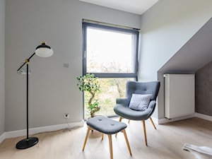 Projekt domu w okolicach Poznania ok. 120 m2 - Mała szara sypialnia na poddaszu, styl nowoczesny - zdjęcie od Architektownia