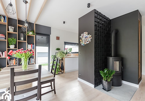 Projekt domu w okolicach Poznania ok. 120 m2 - Mały biały czarny salon z kuchnią z jadalnią, styl nowoczesny - zdjęcie od Architektownia