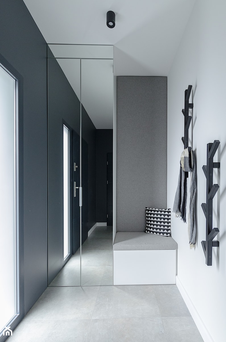 Projekt domu w okolicach Poznania ok. 120 m2 - Mały z wieszakiem biały hol / przedpokój, styl nowoczesny - zdjęcie od Architektownia