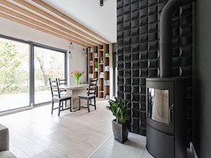 Projekt domu w okolicach Poznania ok. 120 m2 - Mały biały czarny salon z jadalnią, styl nowoczesny - zdjęcie od Architektownia