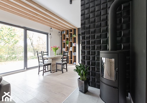 Projekt domu w okolicach Poznania ok. 120 m2 - Mały biały czarny salon z jadalnią, styl nowoczesny - zdjęcie od Architektownia