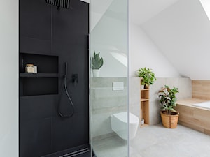 Projekt domu w okolicach Poznania ok. 120 m2 - Średnia na poddaszu łazienka z oknem, styl nowoczesn ... - zdjęcie od Architektownia