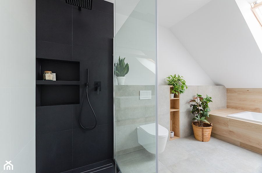 Projekt domu w okolicach Poznania ok. 120 m2 - Średnia na poddaszu łazienka z oknem, styl nowoczesny - zdjęcie od Architektownia