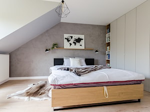 Projekt domu w okolicach Poznania ok. 120 m2 - Średnia biała szara sypialnia na poddaszu, styl nowo ... - zdjęcie od Architektownia