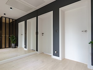 Projekt domu w okolicach Poznania ok. 120 m2 - Duży z prostokątnym lustrem biały szary z lustrem na ... - zdjęcie od Architektownia