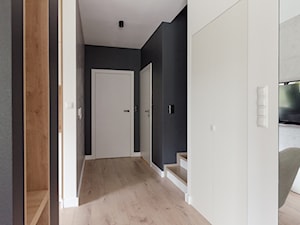 Projekt domu w okolicach Poznania ok. 120 m2 - Mały biały hol / przedpokój, styl nowoczesny - zdjęcie od Architektownia