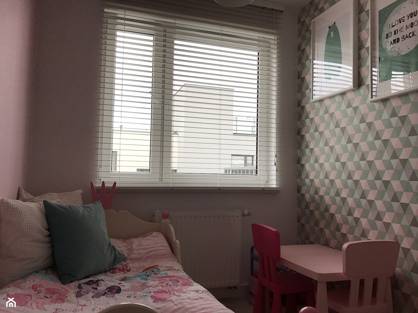 Metamorfoza mieszkania - od stanu deweloperskiego pod klucz - Mały różowy pokój dziecka dla dziecka dla dziewczynki, styl nowoczesny - zdjęcie od Architektownia - Homebook