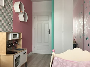 Metamorfoza mieszkania - od stanu deweloperskiego pod klucz - Mały różowy szary pokój dziecka dla dziecka dla nastolatka dla dziewczynki, styl nowoczesny - zdjęcie od Architektownia